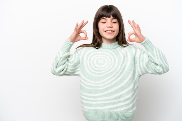 Menina caucasiana isolada no fundo branco em pose zen