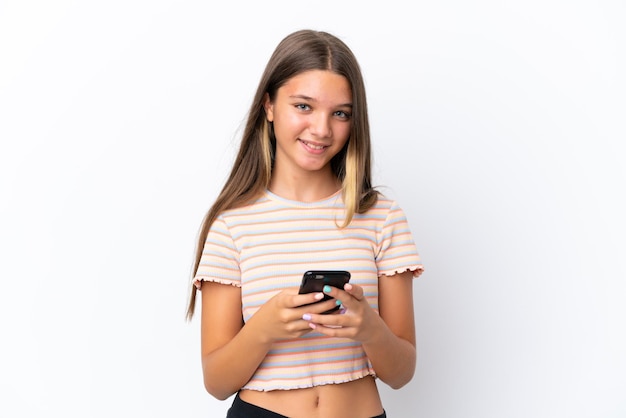Menina caucasiana isolada no fundo branco enviando uma mensagem com o celular