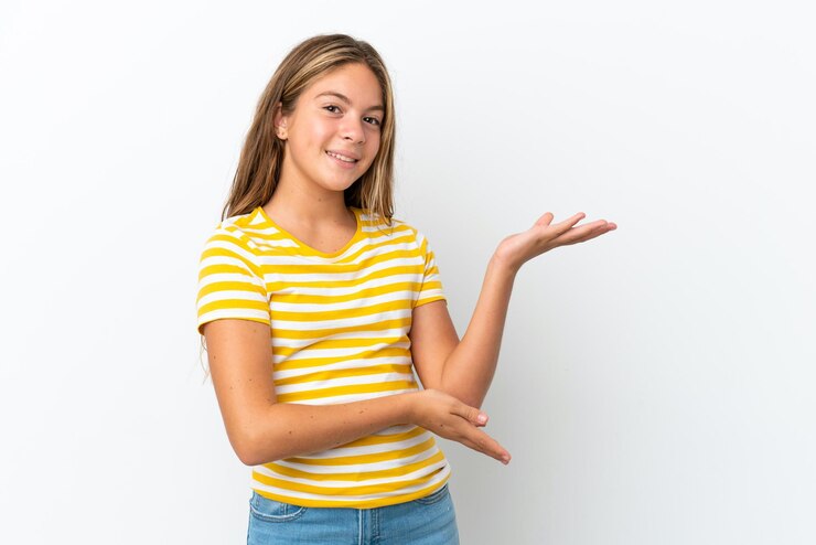 Foto menina caucasiana isolada no fundo branco, estendendo as mãos para o lado para convidar para vir