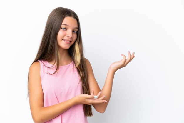 Foto menina caucasiana isolada no fundo branco, estendendo as mãos para o lado para convidar para vir