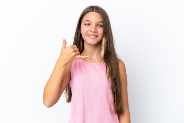 Menina caucasiana isolada no fundo branco, fazendo gesto de telefone. Ligue-me de volta sinal