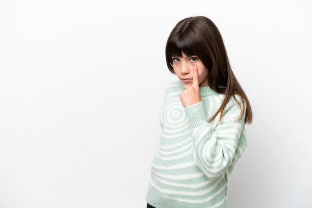 Foto menina caucasiana isolada no fundo branco, mostrando algo