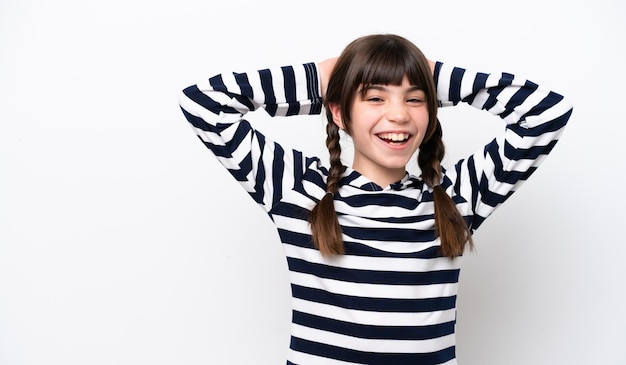 Menina caucasiana isolada no fundo branco rindo