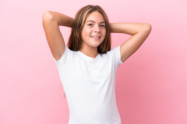 Menina caucasiana isolada no fundo rosa rindo