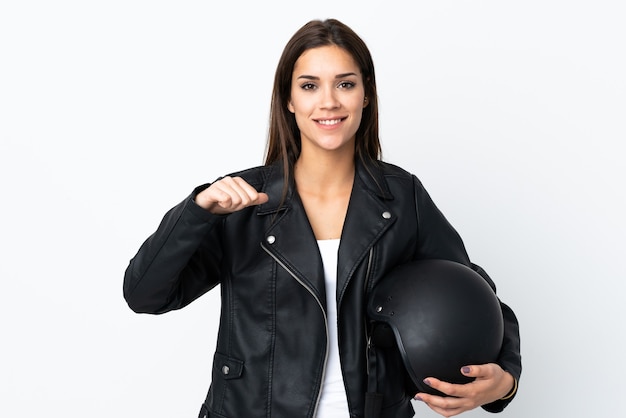 Menina caucasiana segurando um capacete de motociclista