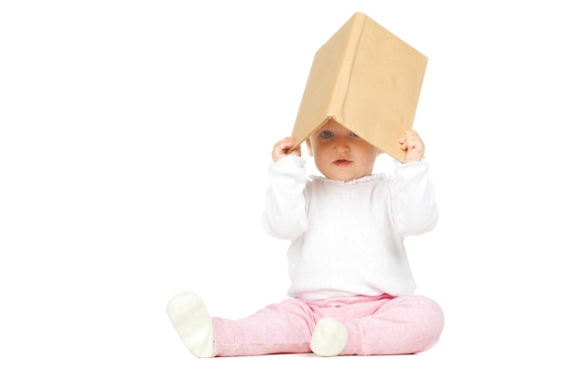 Menina caucasiana segurando um livro isolado no fundo branco