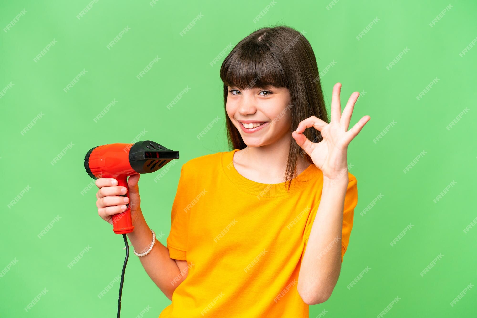 Mão segurando o secador de cabelo isolado no fundo branco