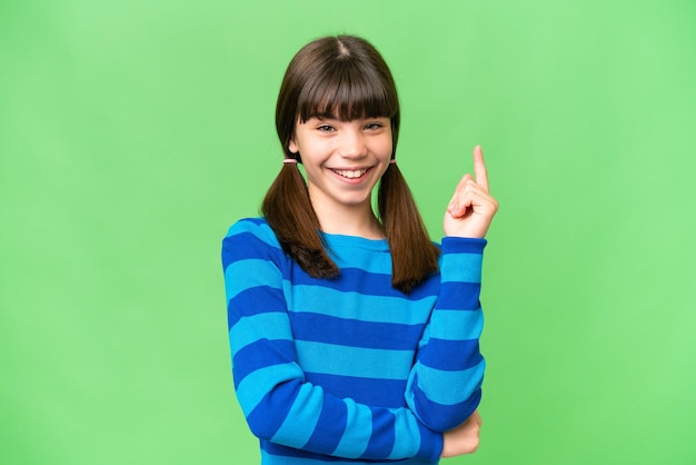 Menina caucasiana sobre fundo isolado feliz e apontando para cima