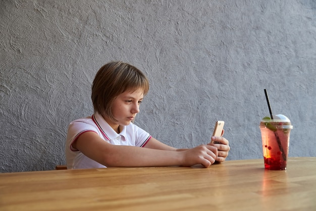 Menina caucasiana usando smartphone e navegar na internet em tecnologia de comunicação de café