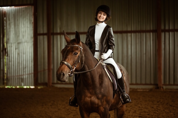 Menina cavalgando um cavaleiro em um cavalo galope esporte equestre conceito cavalo treinamento treinamento ativo li ...