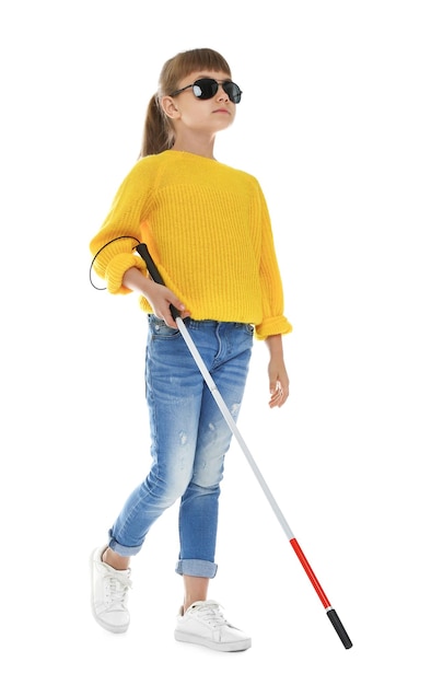 Menina cega com bengala longa andando no fundo branco