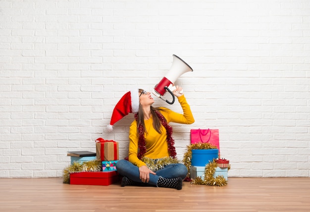 Menina, celebrando, a, natal, feriados, segurando, um, megafone