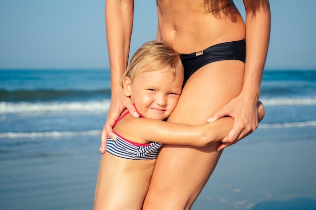 Menina charmosa abraça a mãe