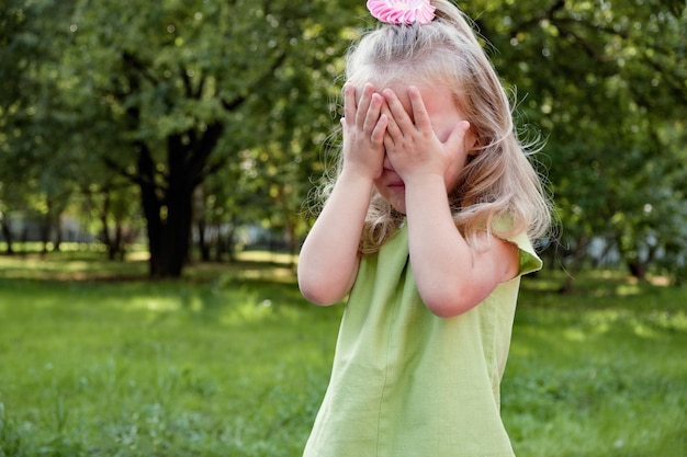 Menina chateada chorando no parque paternidade psicologia infantil