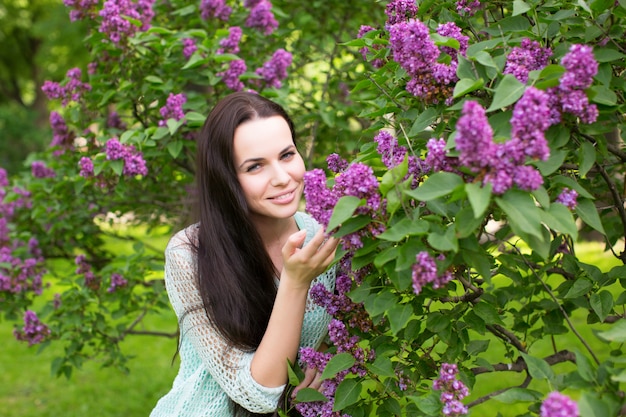 Menina cheirando as flores lilás