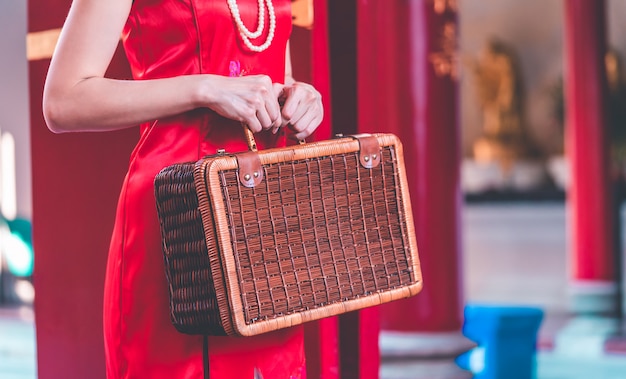 Menina chinesa asiática com bagagem de madeira vintage conceito de viagens asiáticas