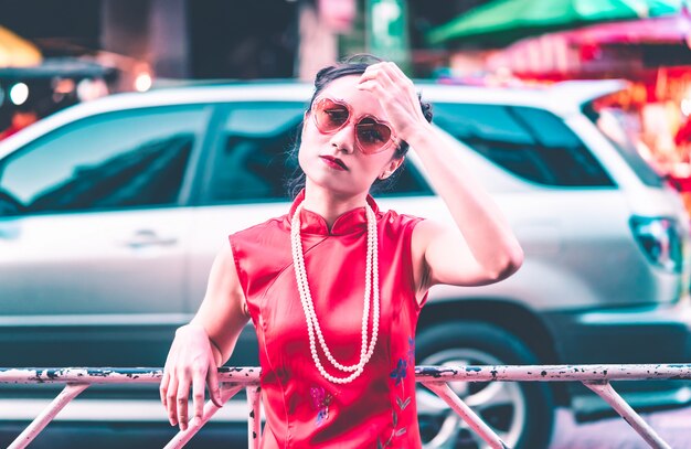 Foto menina chinesa está viajando na china cidade rua tailândia bangkok