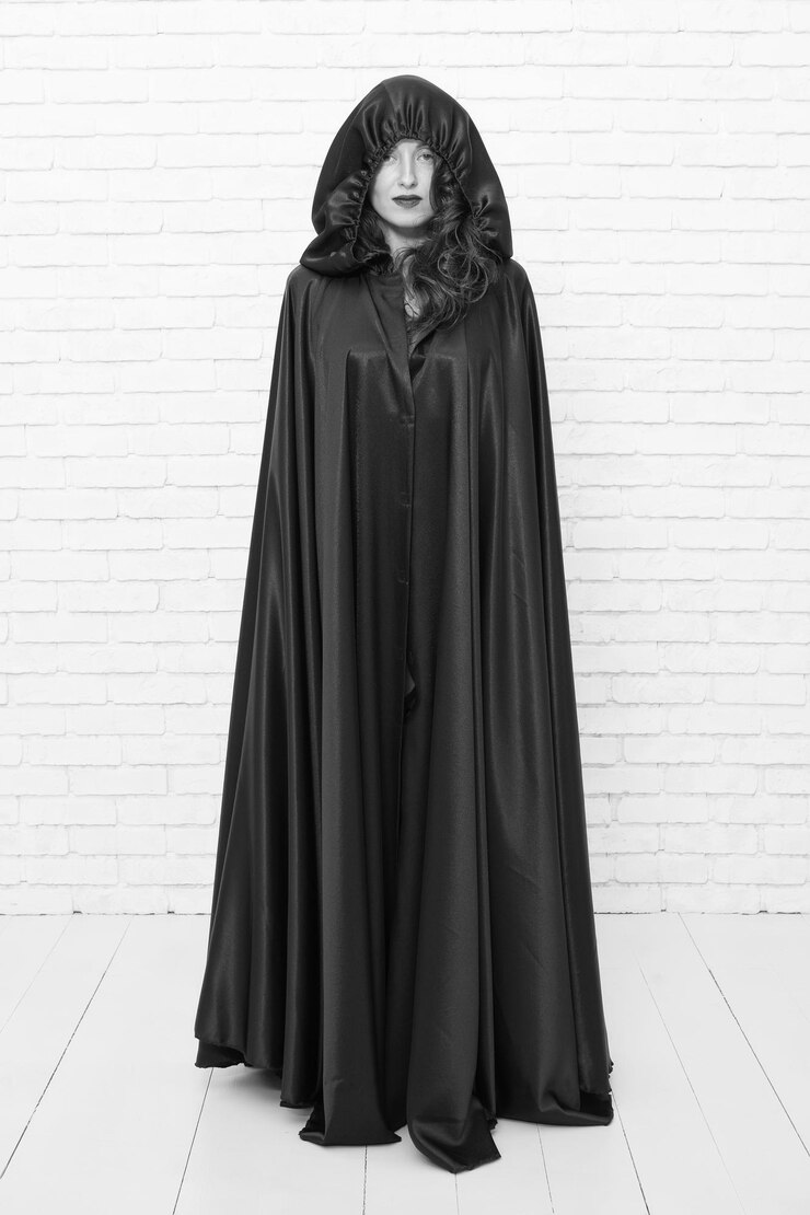 Foto menina coberta com capa diabo conceito dia das bruxas baile de máscaras festa de halloween maldita mulher bonita diabo morte em capa preta símbolo vampiro em capa garota diabo sexy mulher tentadora demônio vampiro