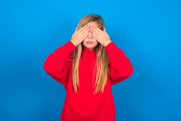 menina cobrindo os olhos com as mãos não quer ver nada ou sentir vergonha.