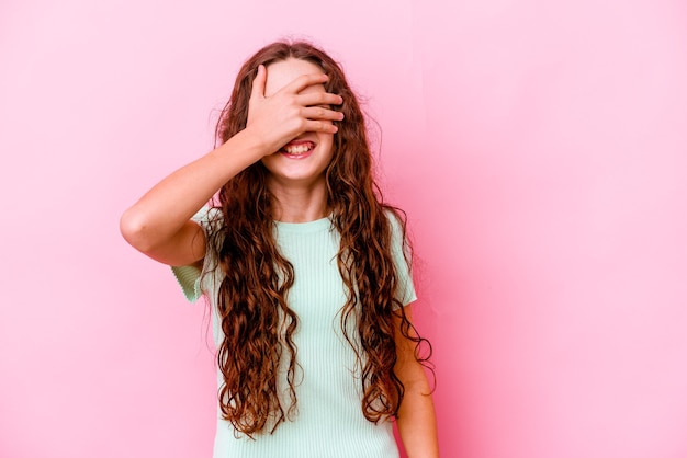 Menina cobrindo os olhos dela isolada