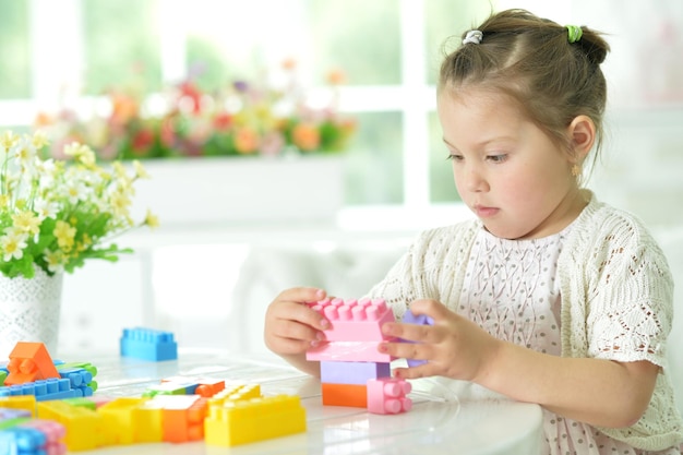 Menina coletando blocos de plástico