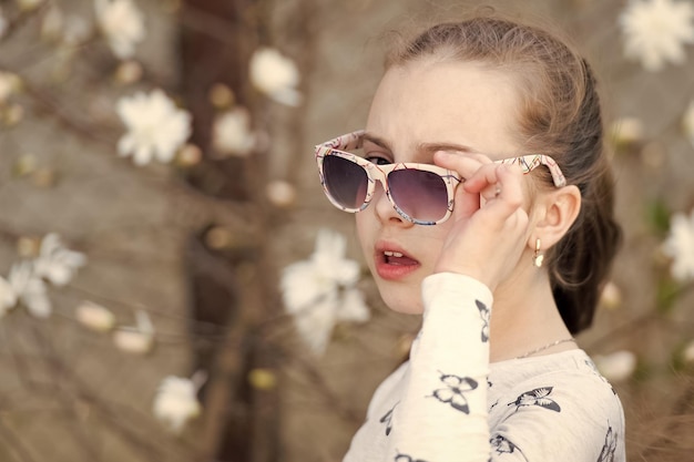 Menina colocou óculos de sol na natureza primavera verão