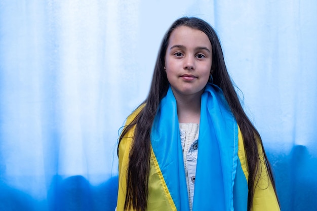 menina com a bandeira da Ucrânia.