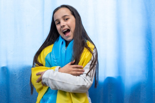 menina com a bandeira da Ucrânia.