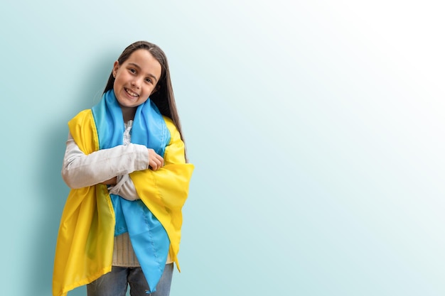 menina com a bandeira da Ucrânia.