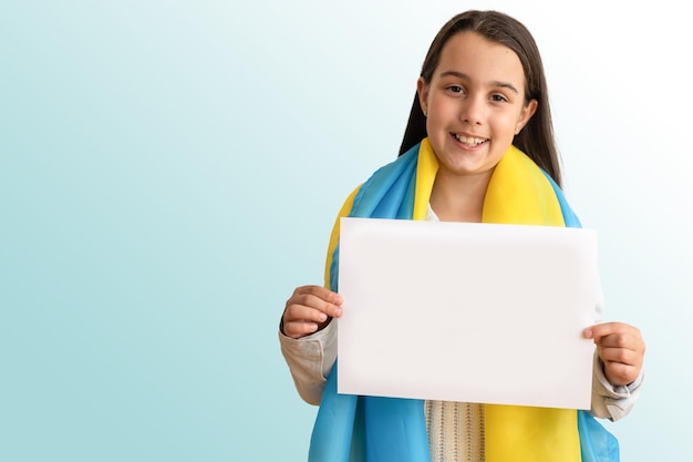 menina com a bandeira da Ucrânia.