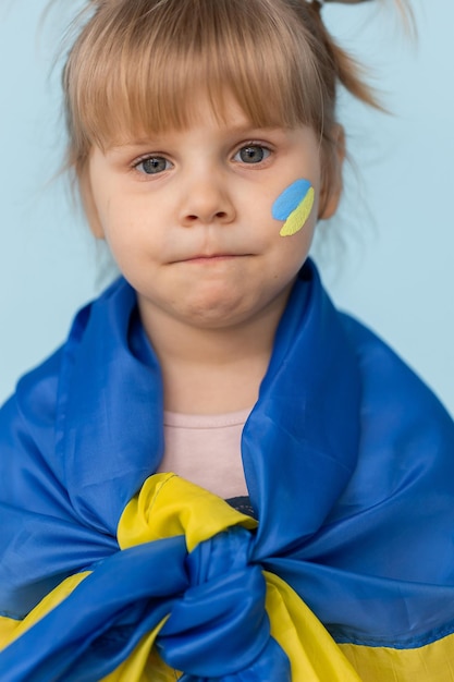 Foto menina com a bandeira da ucrânia