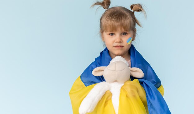 Menina com a bandeira da Ucrânia