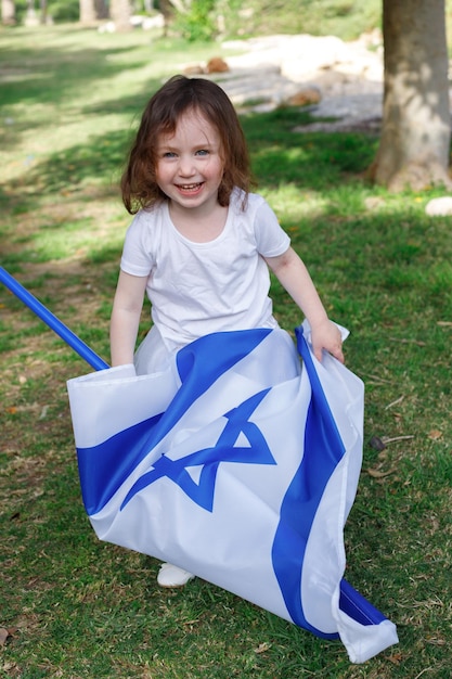 Menina com a bandeira de Israel nas mãos