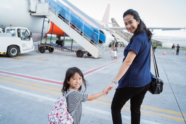 Menina com a mãe caminha juntos