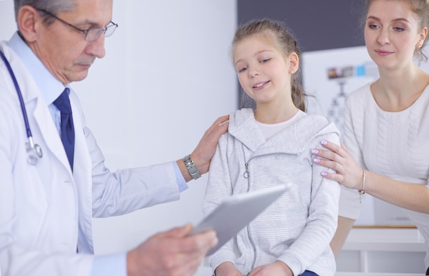 Menina com a mãe em um médico em consulta