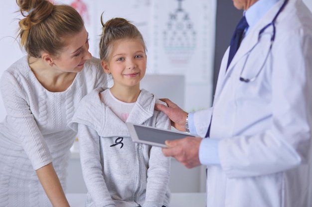 Menina com a mãe em um médico em consulta