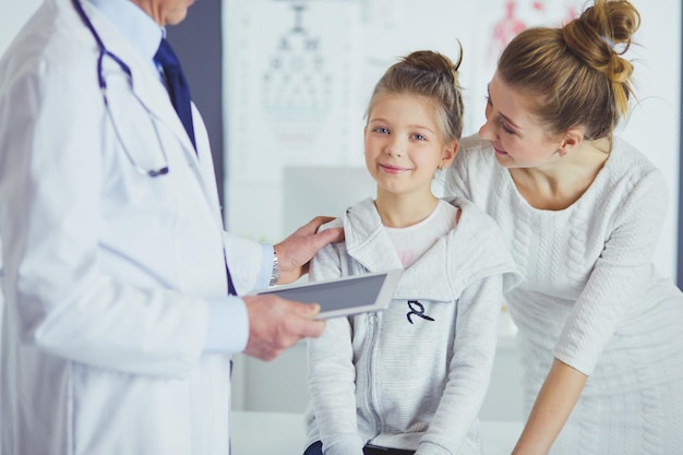 Menina com a mãe em um médico em consulta