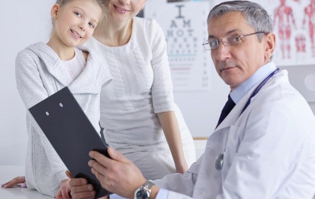 Menina com a mãe em um médico em consulta