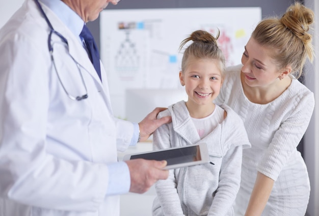 Menina com a mãe em um médico em consulta