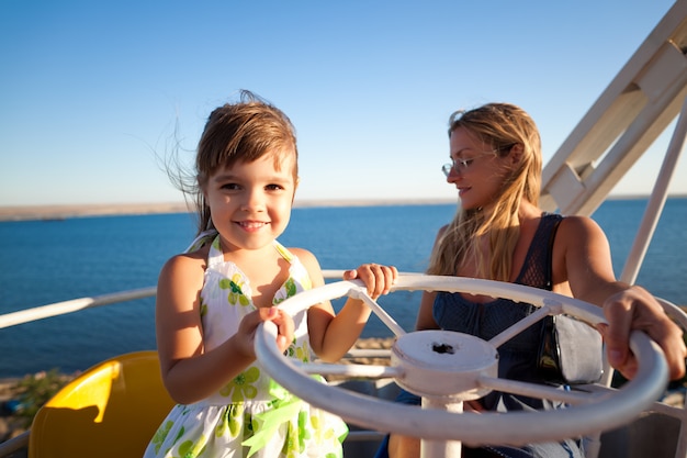 Menina com a mãe na roda gigante