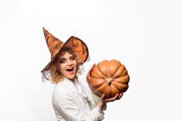 Menina com abóbora laranja férias feliz dia das bruxas citações e ditos festa de halloween tradicional