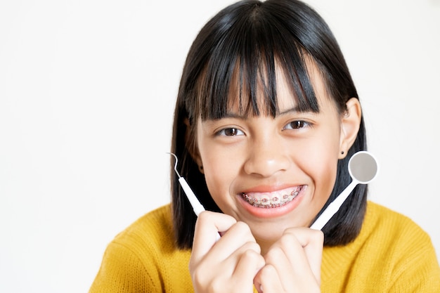 Menina com aparelho de dentes sorrindo e feliz