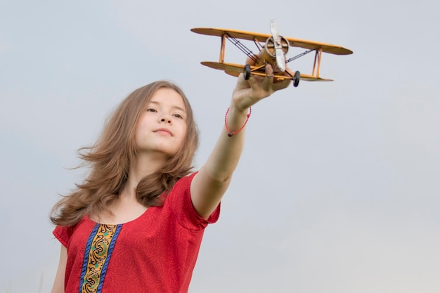 menina com avião de brinquedo