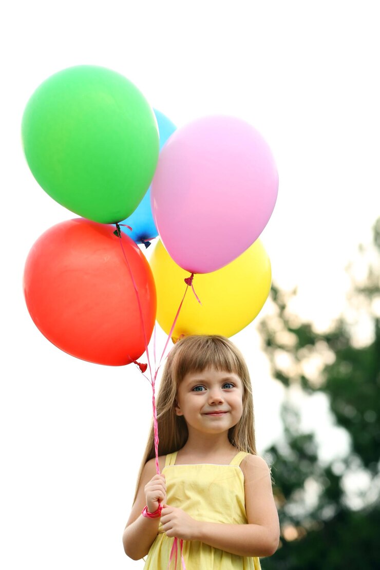Foto menina com balões lá fora