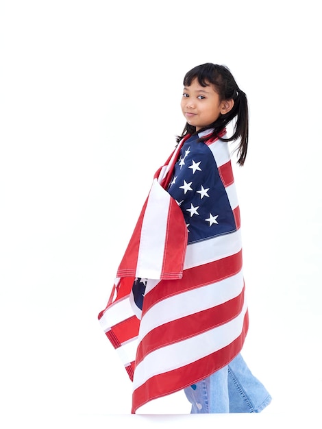 Menina com bandeira americana no fundo branco