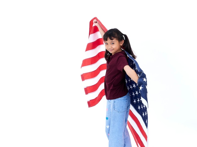 Foto menina com bandeira americana no fundo branco