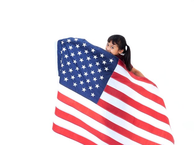 Menina com bandeira americana no fundo branco