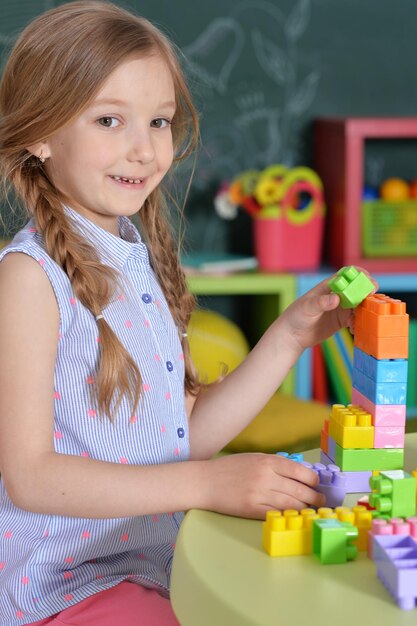 Menina com blocos de plástico coloridos