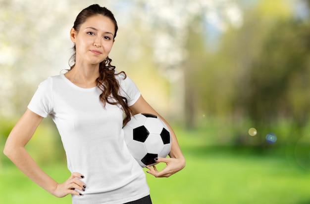 Menina com bola de futebol