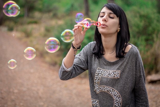 Menina com bolhas de sabão